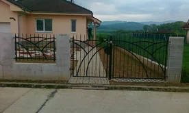 Kovová bránička KB08